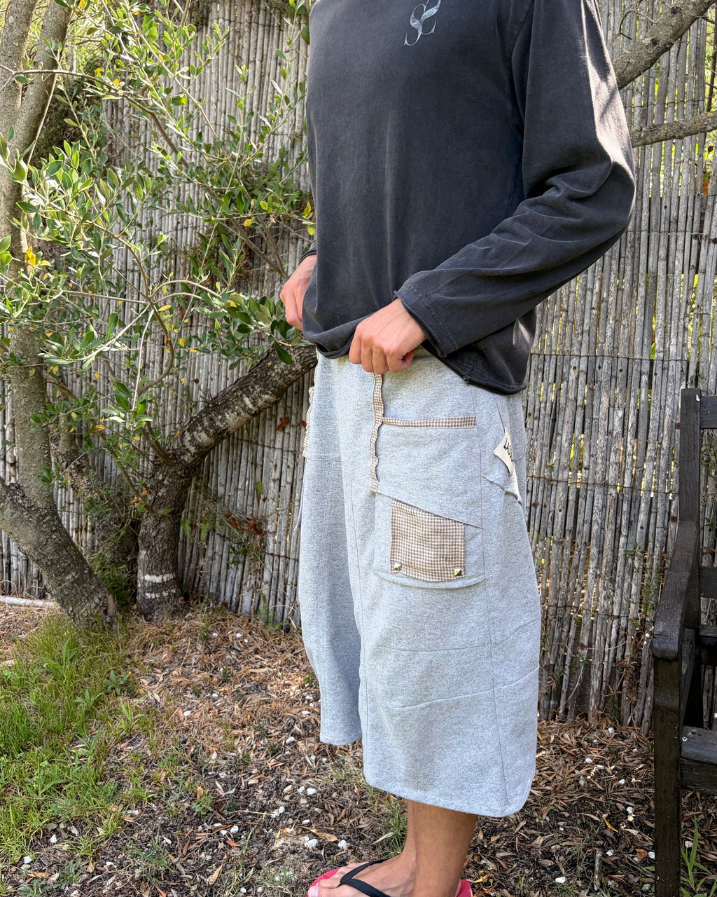 Modelo con bermuda oversize gris Panel Pocket Jorts