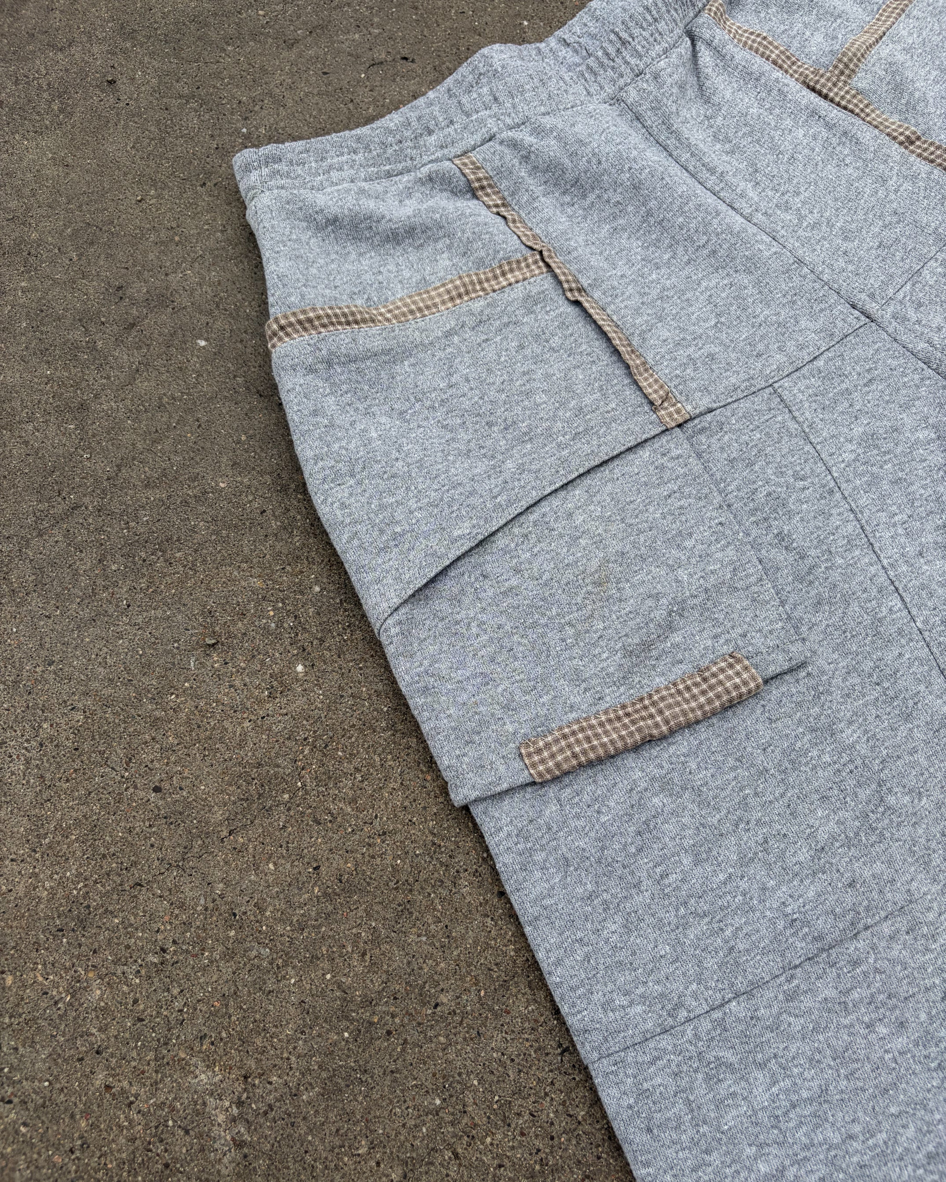 Bermuda gris con panel de bolsillo a cuadros - detalle