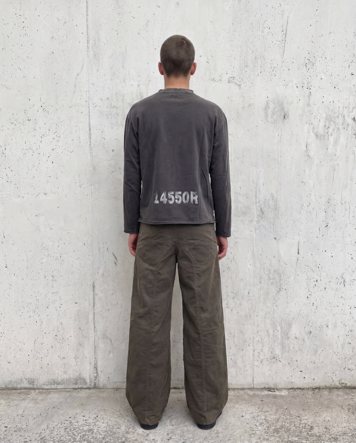 Modelo de espaldas con pantalón ancho marrón Lassor