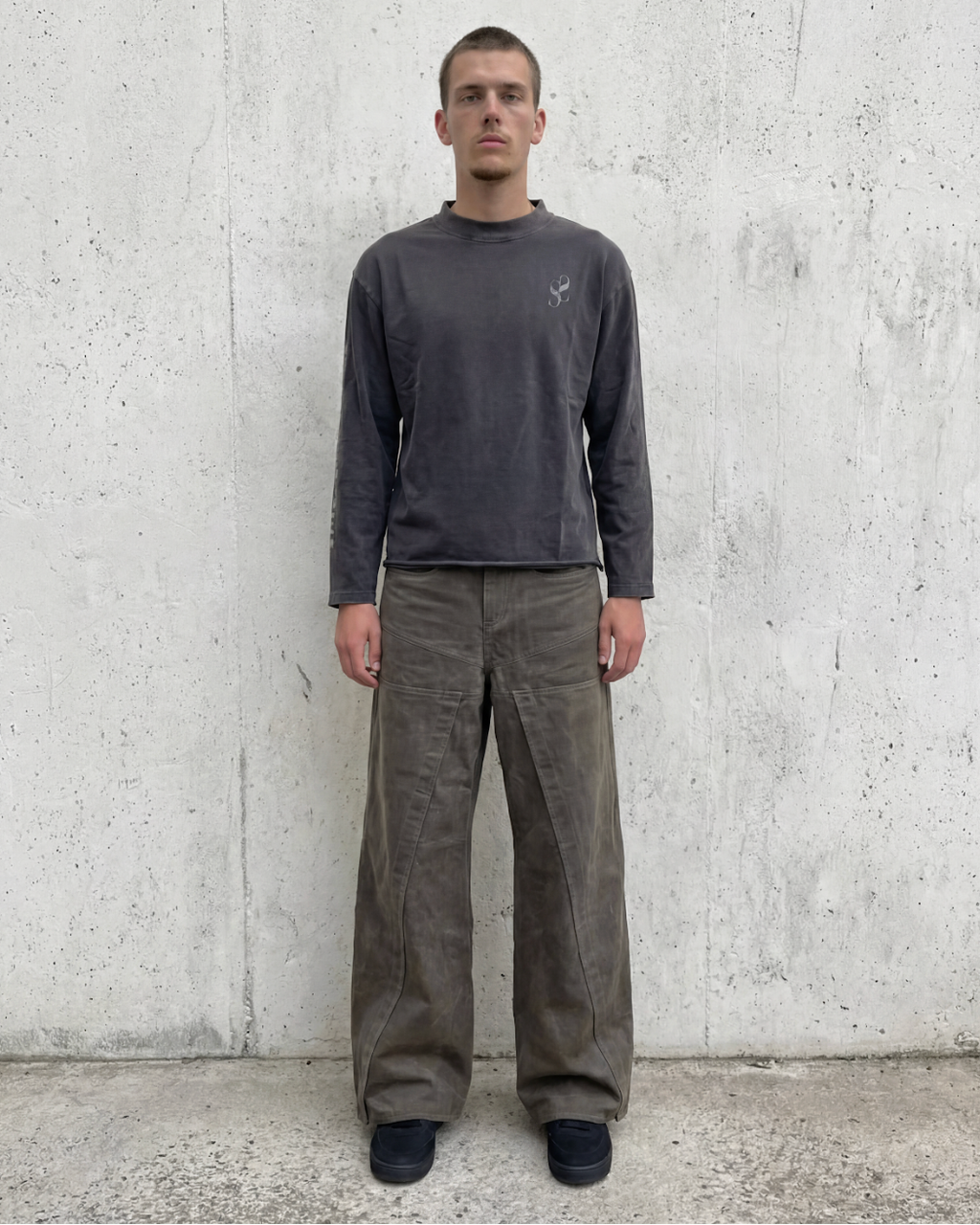 Modelo con pantalón ancho marrón Quarry Pant