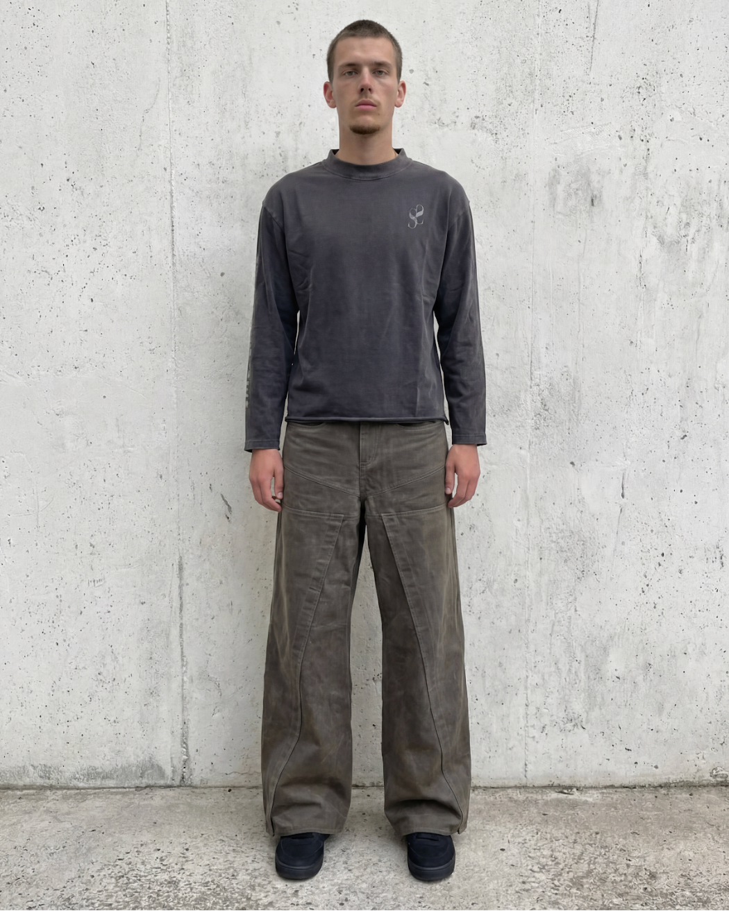 Modelo con pantalón ancho marrón Quarry Pant