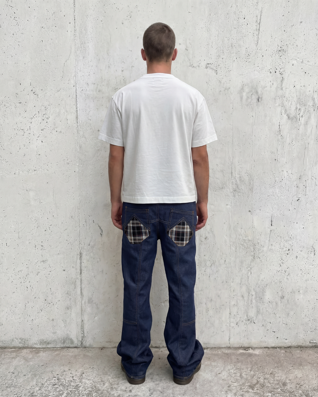 Modelo de espaldas con vaqueros raw denim acampanados Lassor