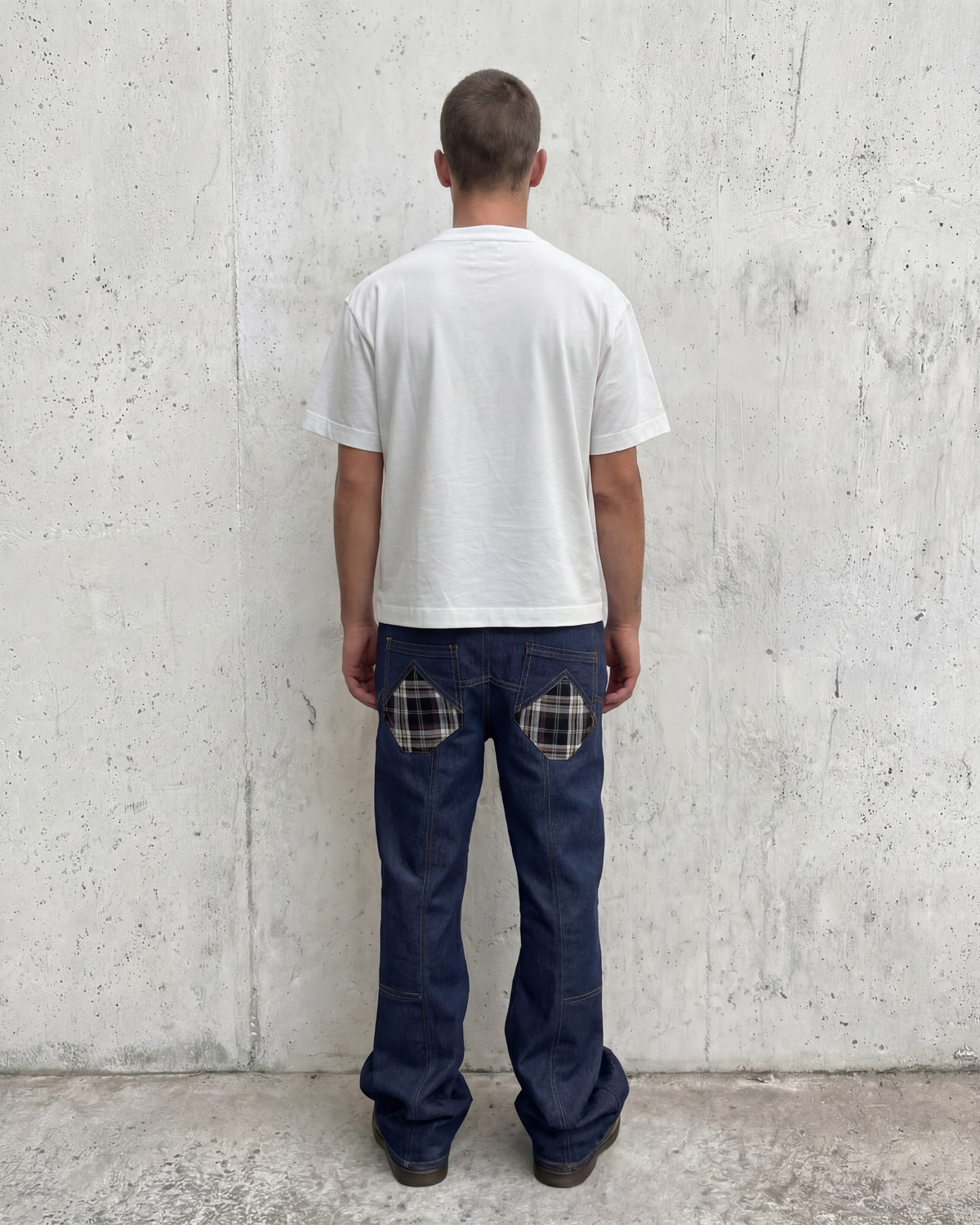 Modelo de espaldas con vaqueros raw denim acampanados Lassor