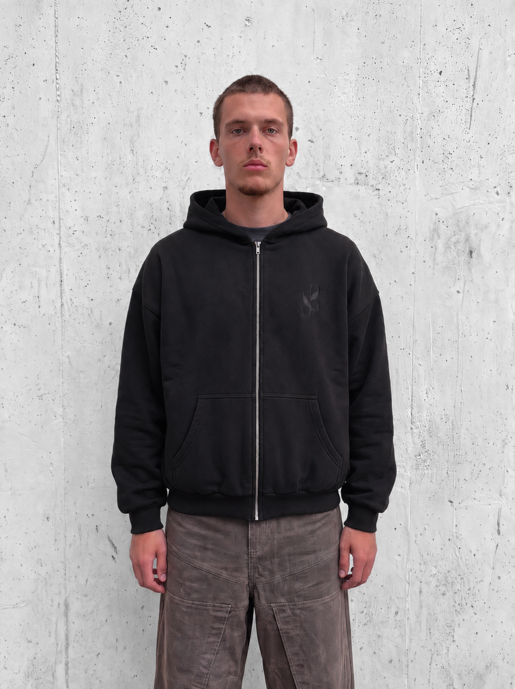 sudadera negra logo bordado modelo de frente 