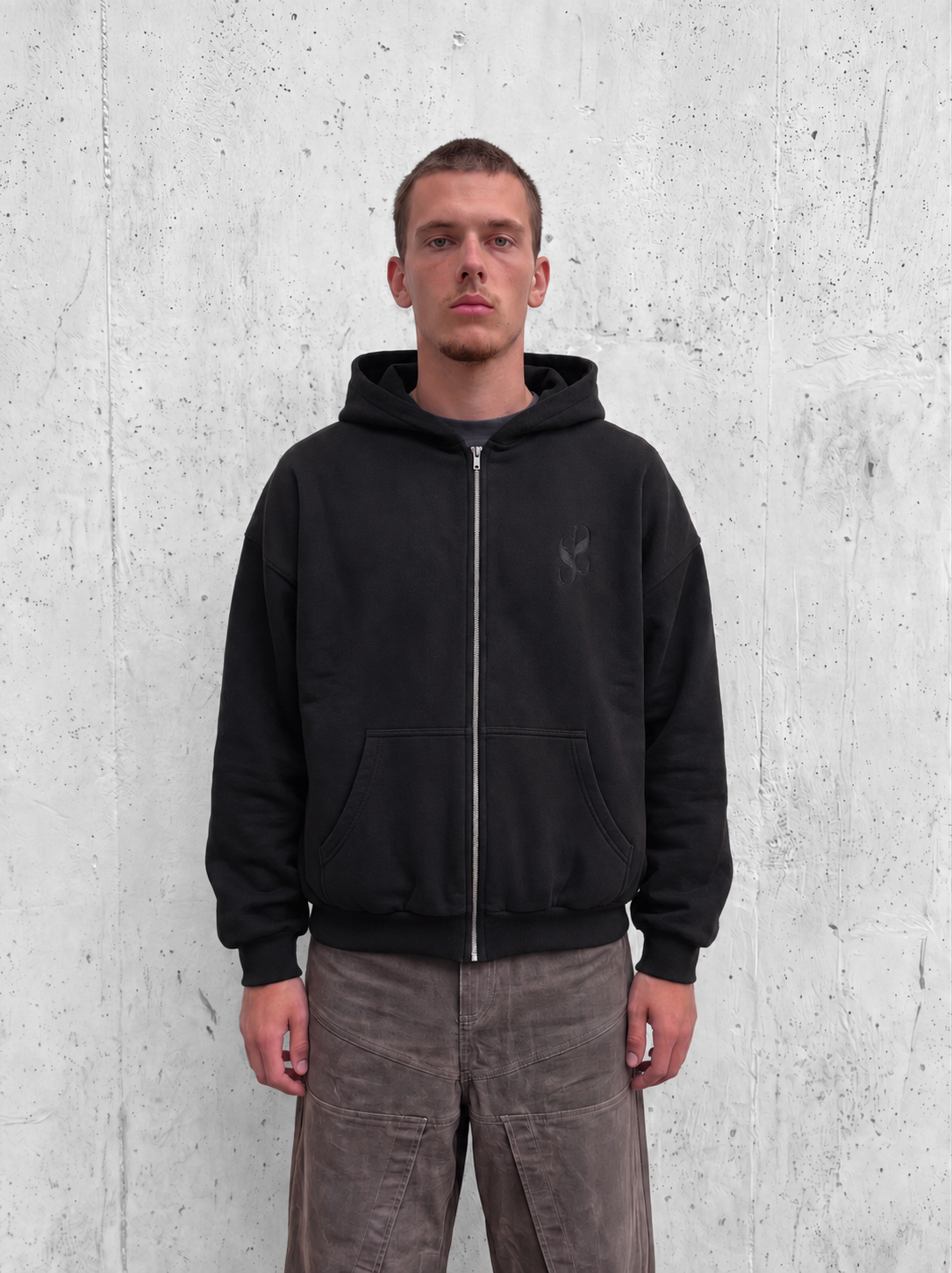 sudadera negra logo bordado modelo de frente 